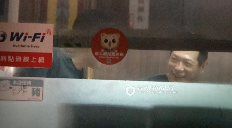 許皓程教練（右）也加入這場「魔獸」大戰，與寶兒楊哲宜教練侃侃而談。特勤中心攝