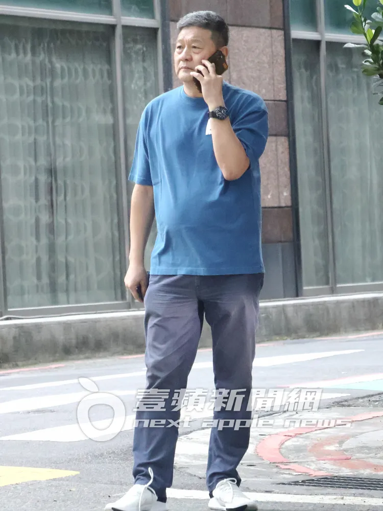 中華籃協常務理事閻家驊教練，日前被直擊，在林森北路上脫口罩大罵，表情嚴肅講電話。特勤中心攝