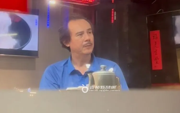 前「籃球博士」鄭志龍，穿著一身中華隊藍色戰袍，表情凝重的來到「皇城老媽」川菜館，跟籃壇重要人士聚會。特勤中心攝