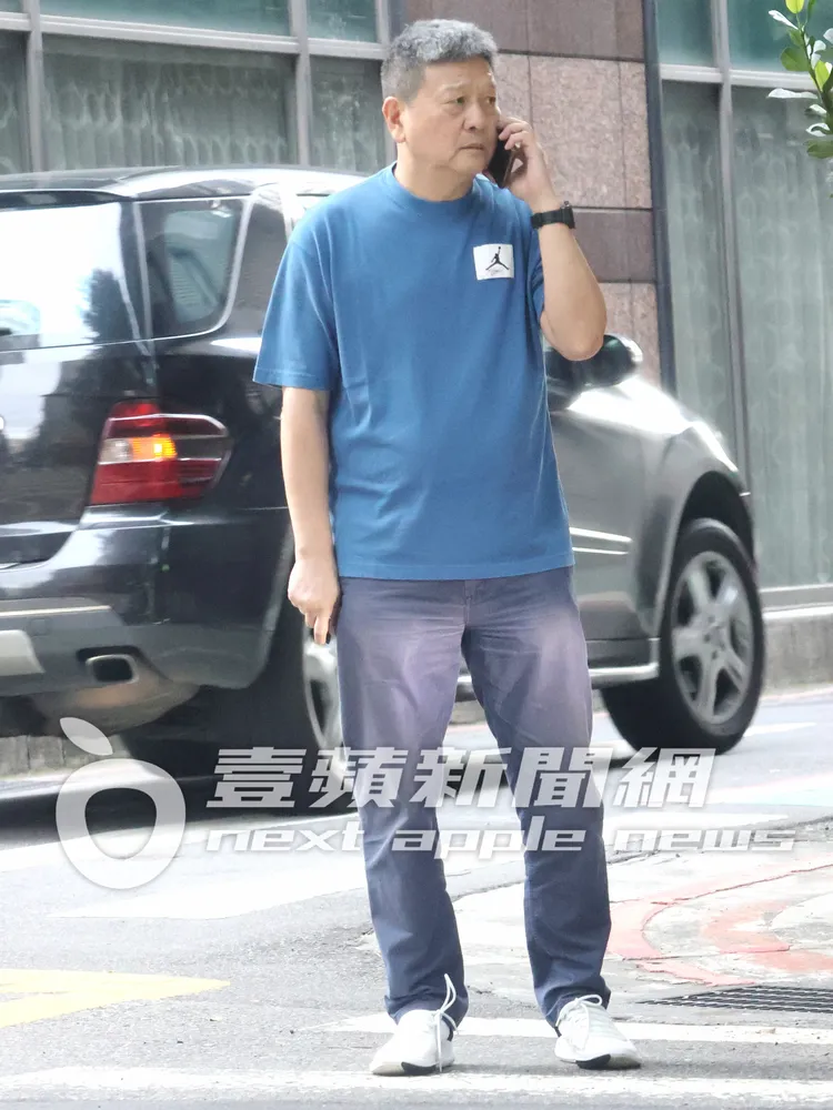 中華籃協常務理事閻家驊教練，表情凝重站在路邊喬事情。特勤中心攝