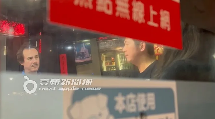 「籃球博士」鄭志龍（左），在川菜館內仔細聆聽中華籃協秘書長李雲翔娓娓道來。特勤中心攝