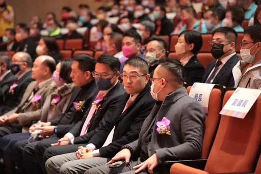 謝國樑上任第一個行程　頒當選證書給157位基隆市里長