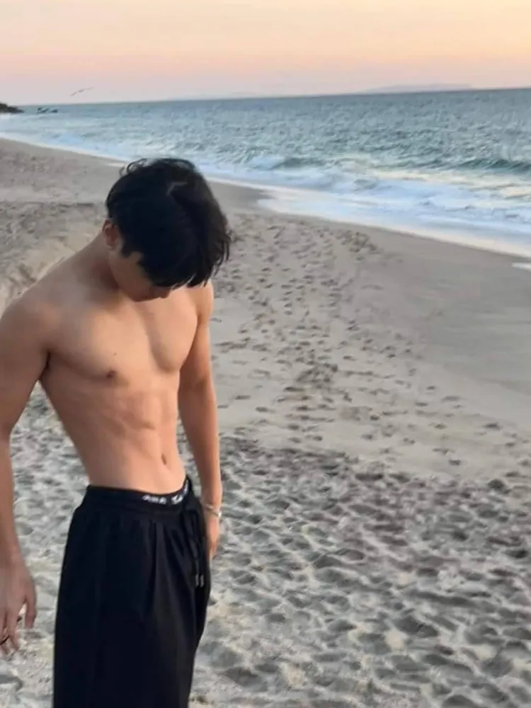 李蒨蓉兒子裸上身露出結實6塊肌。翻攝李蒨蓉臉書