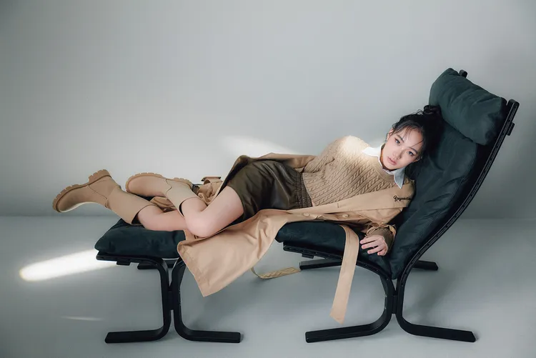 為展現服裝秀出長腿線條的Lily，透露身上的麻花針織短版上衣是此次她私心最愛的單品之一。品牌提供