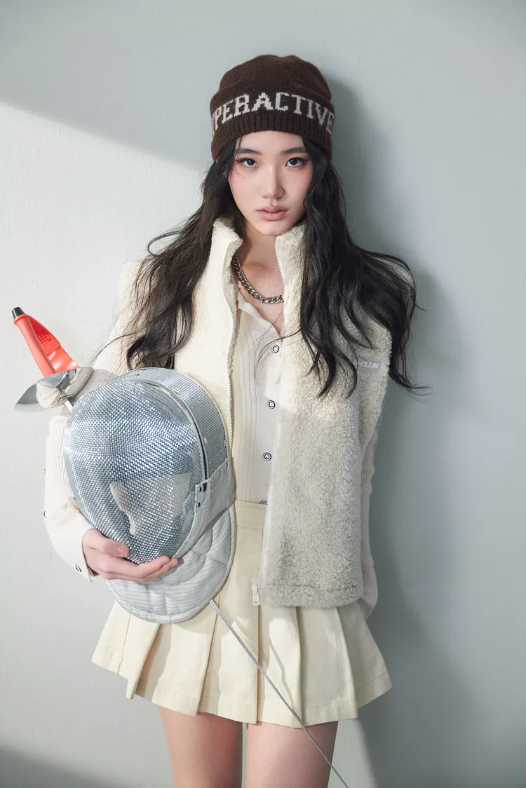 在品牌釋出的形象照中，還特意融入了Lily擅長的西洋劍運動裝備當作造型。品牌提供