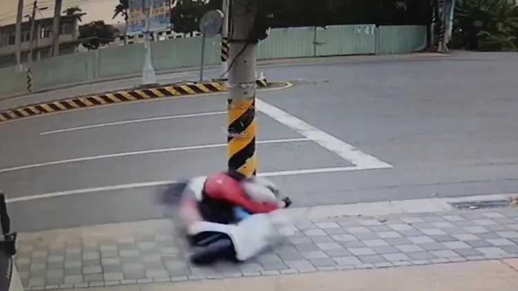 男大生騎車撞擊電線桿的瞬間畫面，可見出當時力道之大。民眾提供