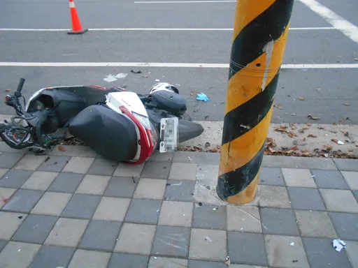 駭人片！男大生騎車打滑拋飛　腰腹對著電桿撞上去當場斷氣