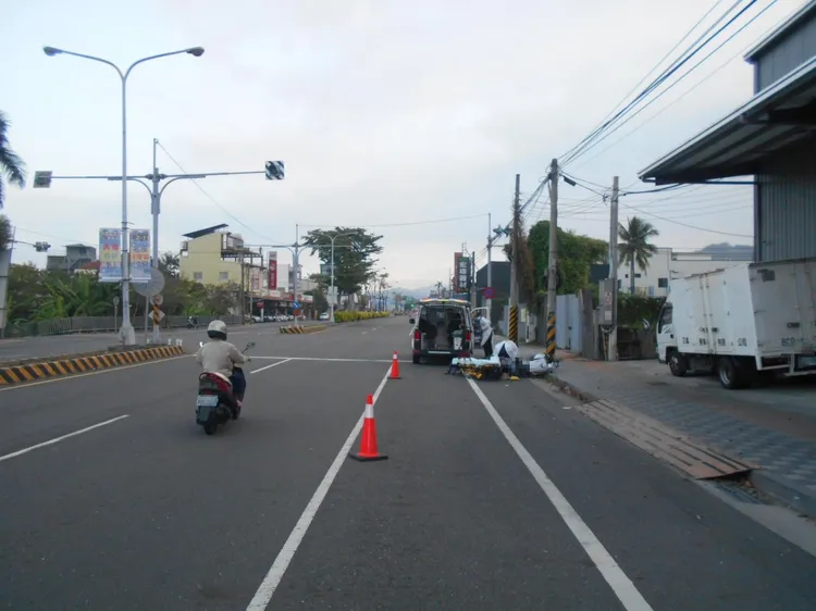 救護車人員緊急到場處置，但男大生送醫後仍不治。民眾提供