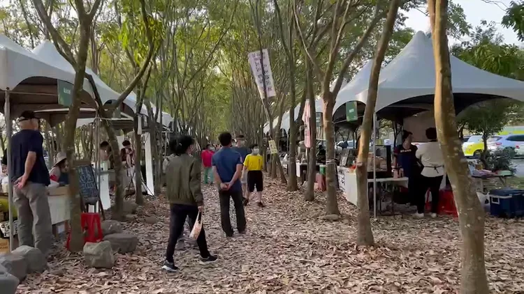 清風徐徐的林下市集，逛來份外悠閒。屏東林管處提供