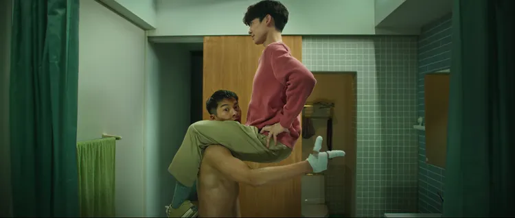 許光漢（左）和林柏宏有浴室裸露對手戲。朱世閎攝