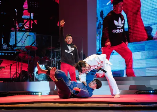 蕭煌奇演唱會突然過肩摔小鮮肉 全場亂成一團