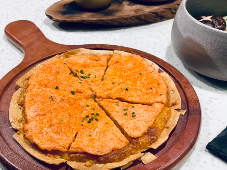 「明太子披薩」將使用大量起司、明太子製作而成的炒蛋與薄餅做結合。曾仲葳攝