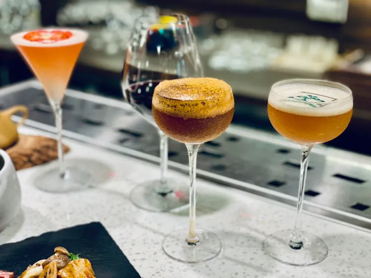 5道新菜各自搭配4款調酒與一款普洱茶飲，不管餐或酒都可以單點享用。曾仲葳攝