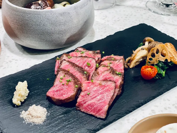 「舒煎Prime牛小排」使用安格斯牛小排經過24小時風乾熟成，讓風味更濃郁。曾仲葳攝