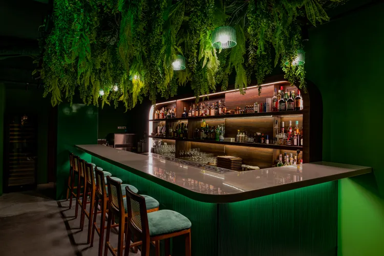 翠綠主色調充斥在Fuzzy April的用餐環境，打造都市綠洲放鬆感。業者提供