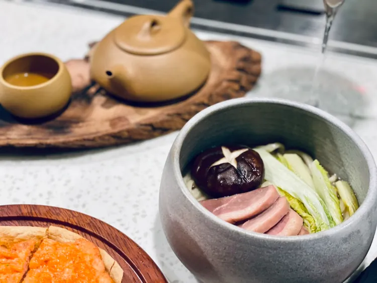 「鴨骨茶湯麵」充滿台式風味，開吃前建議先來一口奶香濃郁的墨白普洱茶。曾仲葳攝