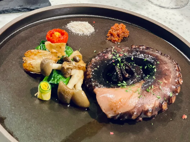 「炙燒章魚腳」選用當日捕撈配送的章魚，低溫烹煮後再以奶油煎至邊緣焦香。曾仲葳攝