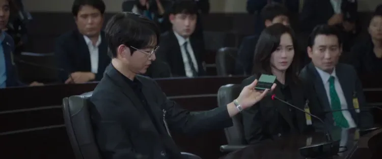 宋仲基交出自己的犯罪證據，證明陳導俊是被謀殺。翻攝JTBC