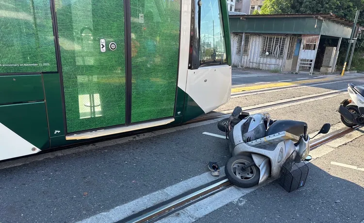 高雄輕軌列車今早與機車騎士發生車禍，騎士送醫後仍命危。高捷提供