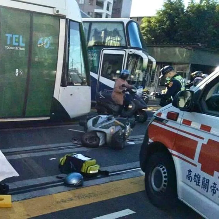 高雄輕軌列車今早與機車騎士發生車禍，騎士送醫後仍命危。翻攝自臉書高雄點