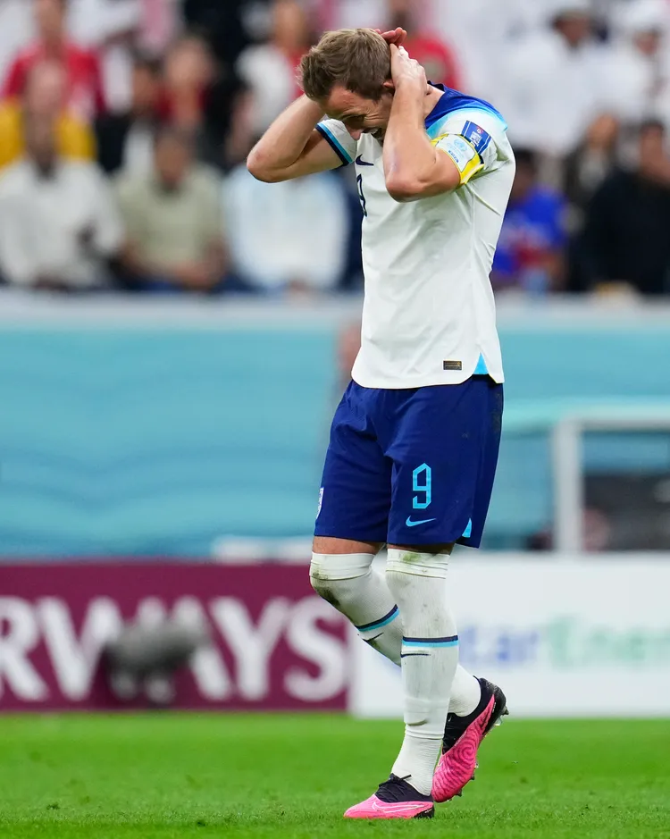 英格蘭凱恩第2次12碼球踢飛，錯失追平機會，神情相當懊惱。  美聯社