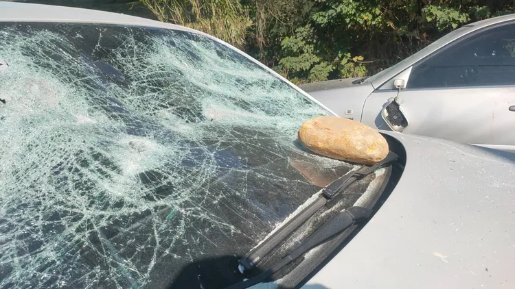 雙方互拿石頭和磚塊砸車。民眾提供