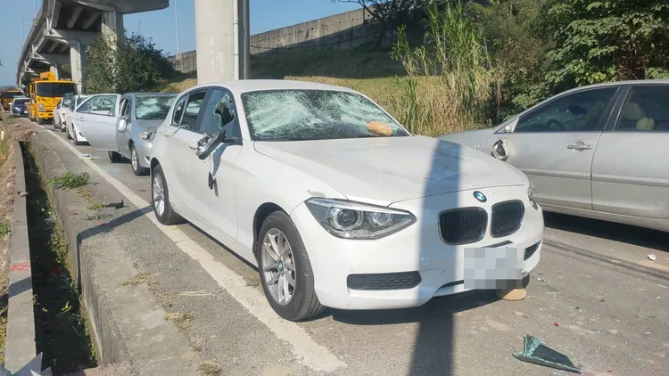 警方趕到場時，一整排共8輛轎車的玻璃幾乎被砸稀巴爛。民眾提供