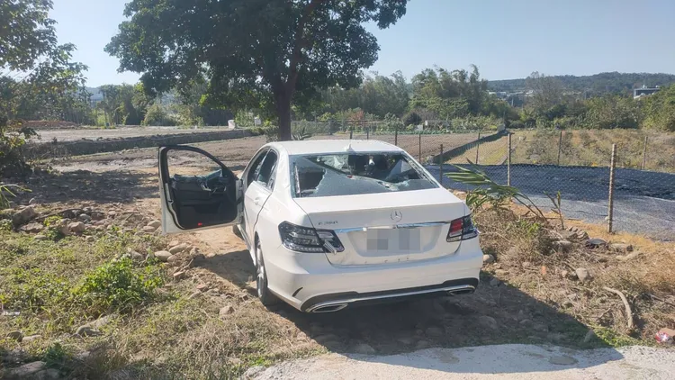 賓士轎車玻璃被砸爛。民眾提供