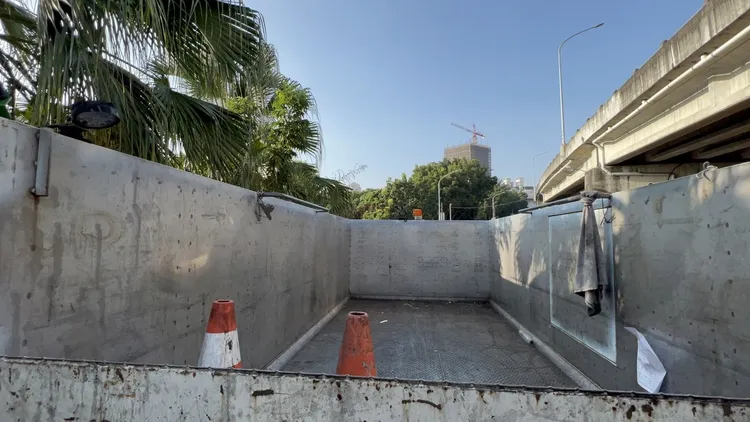 未經加裝鐵網的白色資源回收車後方的貨斗。侯昌騰攝