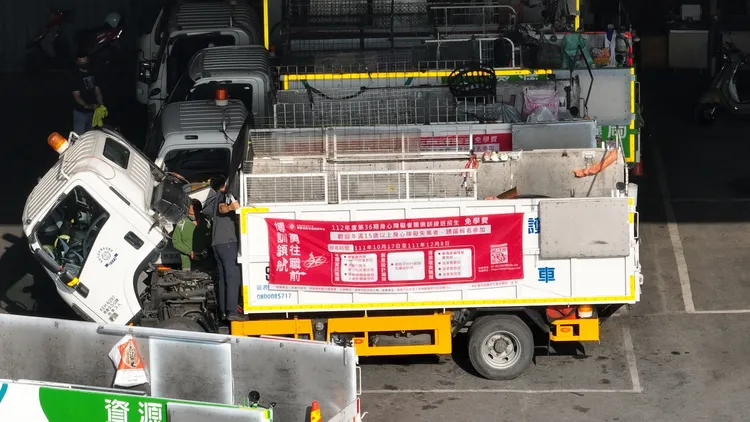 《壹蘋》記者11月14日下午直擊，環保局楠梓區清潔隊的停車處停有多輛白色資源回收車，後方貨斗加裝鐵網增加高度。侯昌騰攝