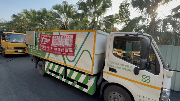 後貨斗未經改裝的白色資源回收車。侯昌騰攝
