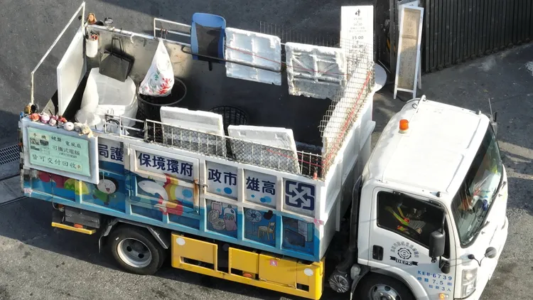 高市府環保局清潔隊的資源回收車後方貨斗，清潔隊員自行利用鐵網、保麗龍改裝成柵欄。侯昌騰攝