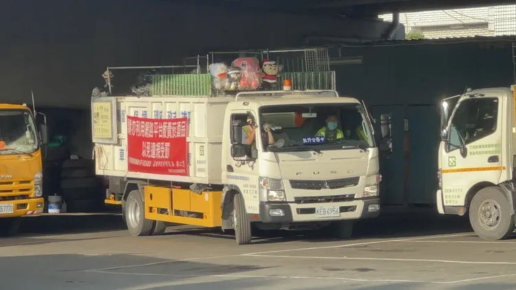 環保局清潔隊1輛白色資源回收車不僅用鐵網加高後貨斗，前方還綁上蠟筆小新、多啦A夢布偶作為裝飾。侯昌騰攝