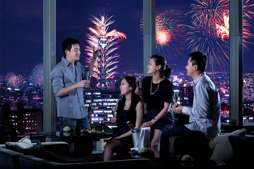 跨年新玩法!晶華帶房客搭敞篷巴士觀光 直擊101煙火