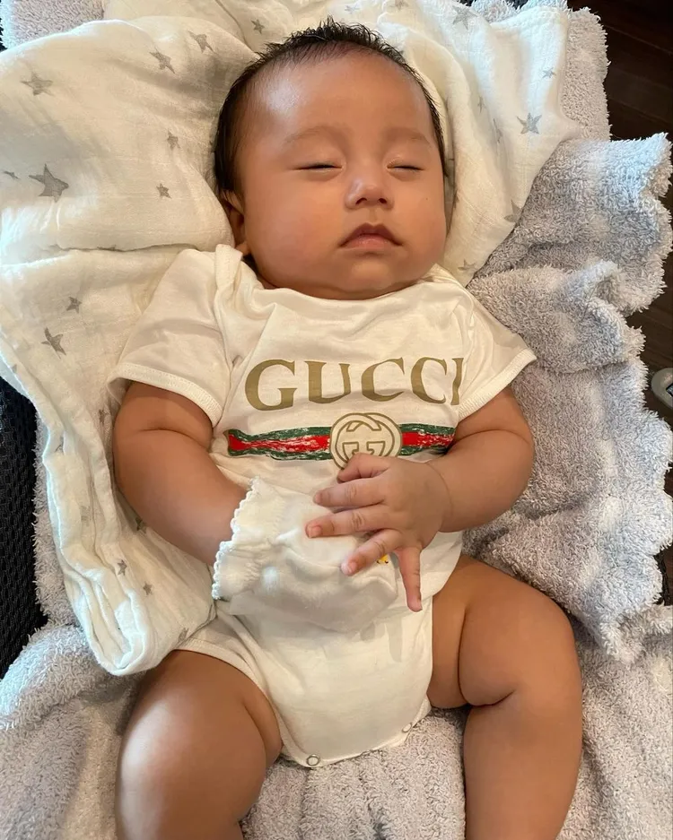 島袋聖南有子萬事足，常買名牌衣給兒子穿。翻攝島袋聖南IG