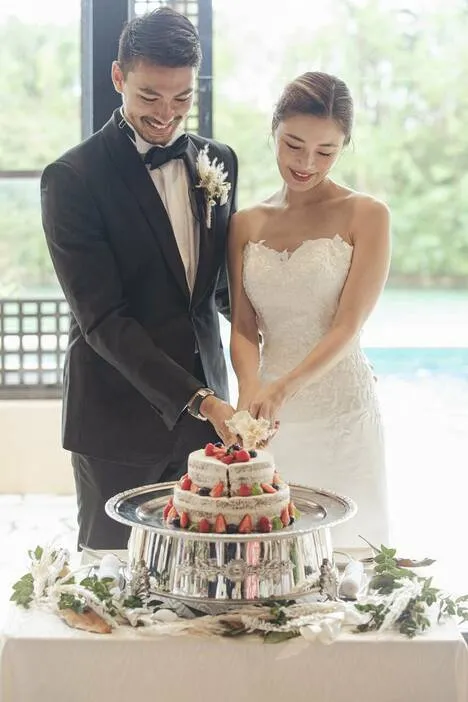 島袋聖南（右）開心和老公一起切結婚蛋糕。翻攝講談社with