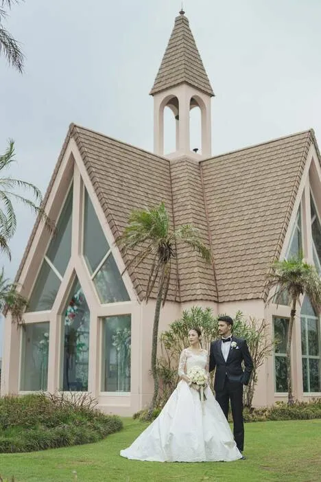 島袋聖南（左）和諾亞在宮古島補辦婚禮。翻攝講談社with