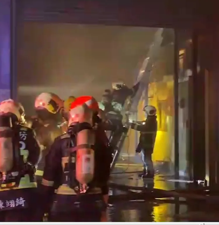 消防隊員架梯搶救。讀者提供