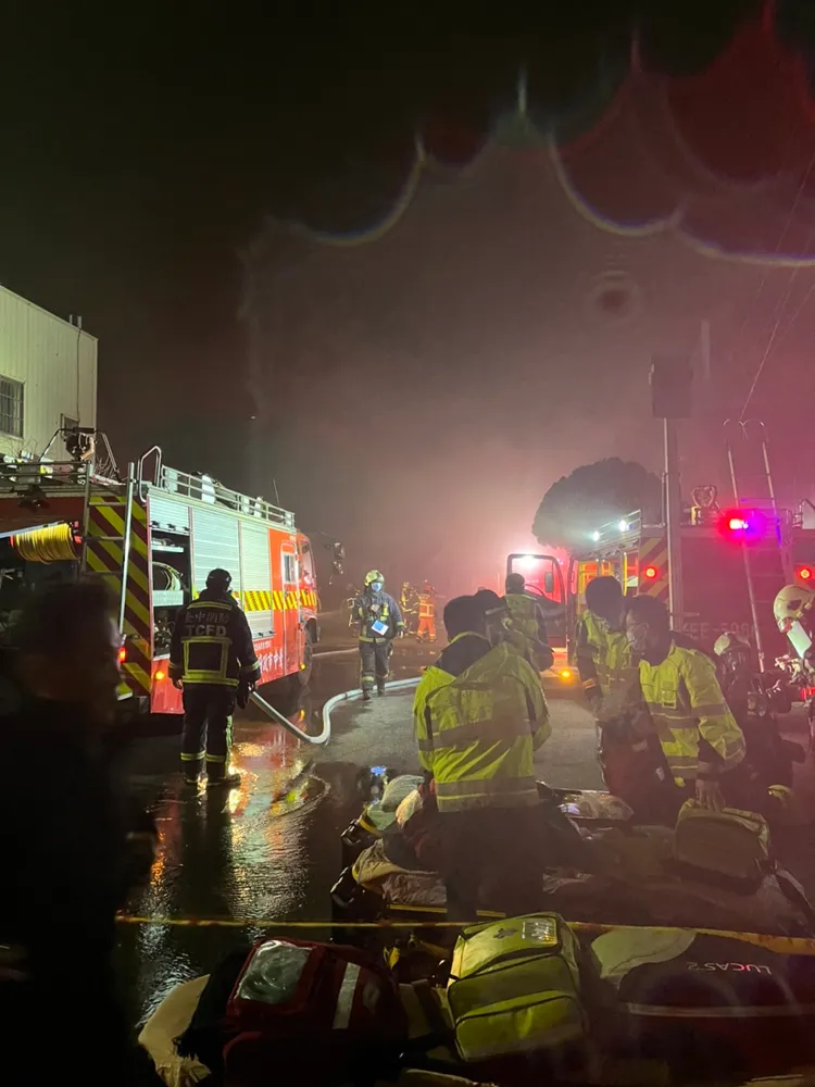 消防隊員到場灌救。民眾提供