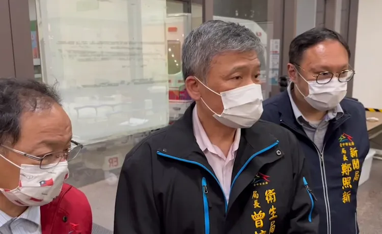 台中市民政局長吳世瑋（左）、衛生局長曾梓展（中）、新聞局長鄭照新（右）到中國附醫探視死傷者家屬。民眾提供