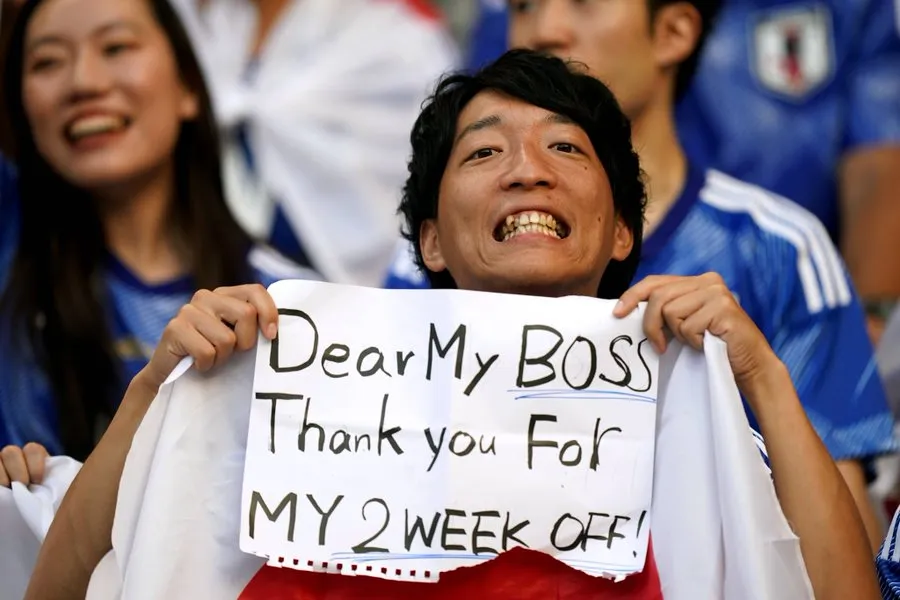 日本對德國時,有日本球迷在現場高舉紙牌感謝老闆。翻攝FIFA世足官方推特@FIFAWorldCup