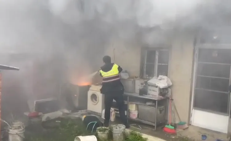 警方第一時間拿巡邏車滅火器，可惜1支無法撲滅火勢。警方提供