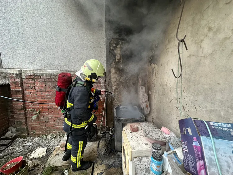 消防局救災人車抵達處理殘火。消防局提供