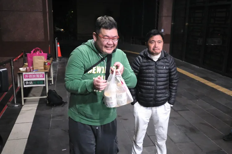 四叉貓(左)現身北檢送海鮮粥給記者。陳志淵攝