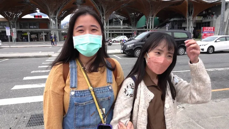 張小姐說防疫自主挺好，人群聚集的地方她選擇會戴上口罩。王文傑攝