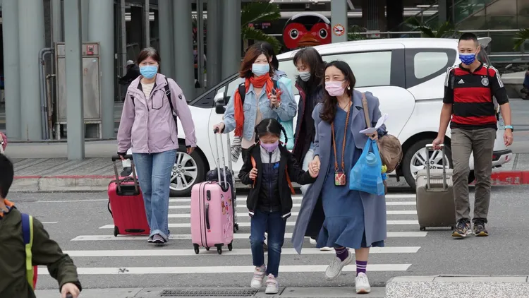 花蓮市街頭民眾仍持續戴口罩，防疫自主。王文傑攝