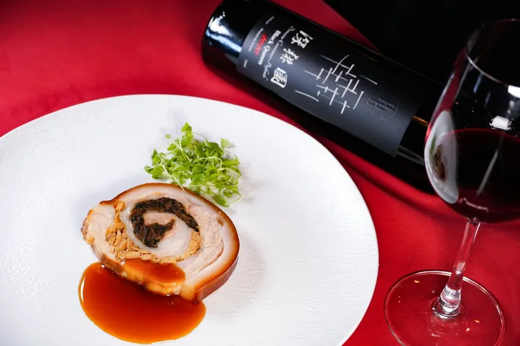 「筍茸梅乾菜豬肉捲」轉譯自聞名遐邇的台式宴席大菜「筍乾控肉」。南園提供