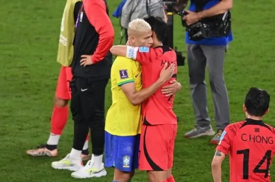 巴西理查利森(左)安慰熱刺隊友韓國孫興慜。  翻攝理查利森推特