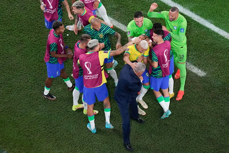 巴西理查利森(中黃衣者)進球後，接著總教練蒂特一起跳鴿子舞。  美聯社