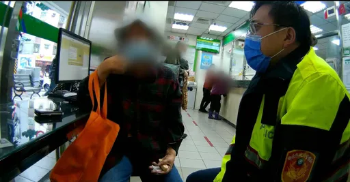 詐團假冒健保局要求匯款配合辦案　中和警與郵局聯合保住45萬